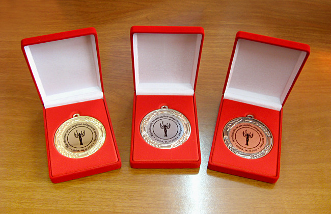 medal 70 mm w ozdobnym etui okolicznościowym puchary statuetki medale