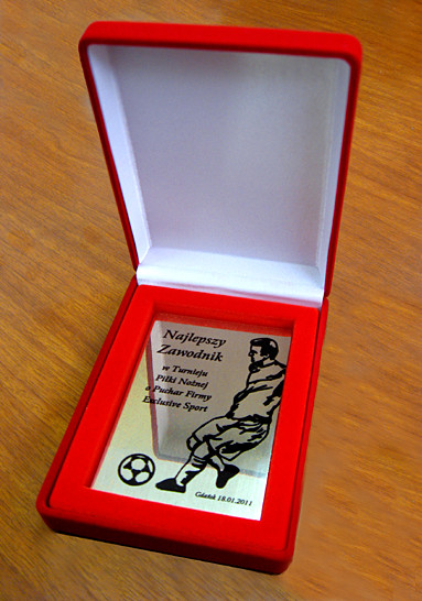ozdobne etui okolicznościowe z tabliczką puchary statuetki medale